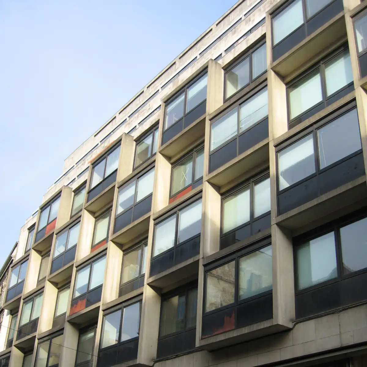 Photo d'une façade d'immeuble de bureaux