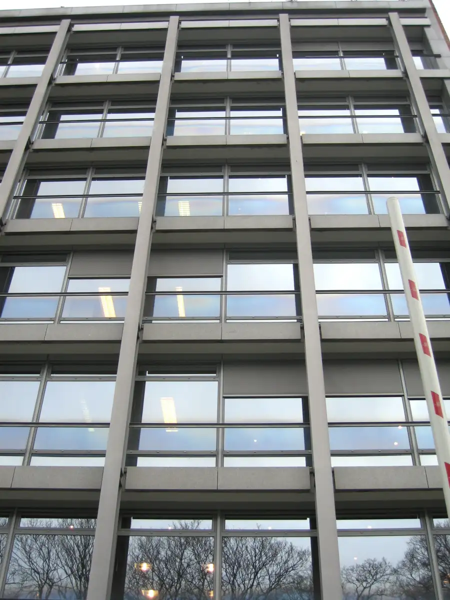 Photo d'une façade d'immeuble de bureaux