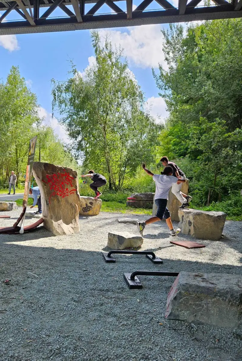 sport "Parkour" dans le parc de Tour et Taxis sous le pont Dubrucq