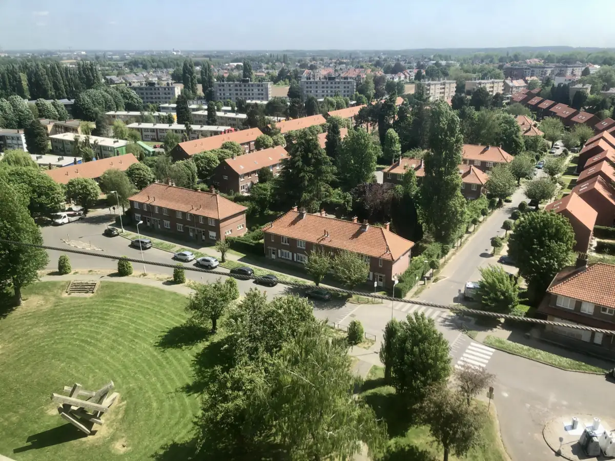 Photo prise lors d'une visite de site sur les espaces ouverts de la SLRB